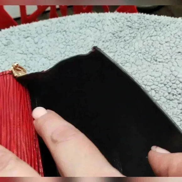 LOUIS VUITTON Epi Art Deco Clutch Red on chain - Picture 11 of 16